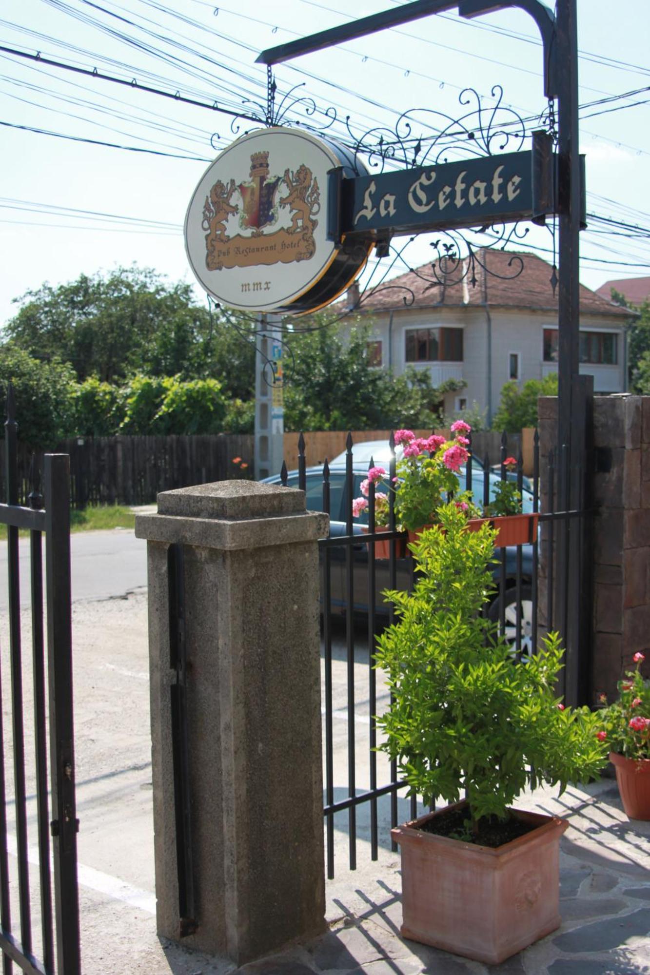Hotel Lacetate Pitesti Exterior photo