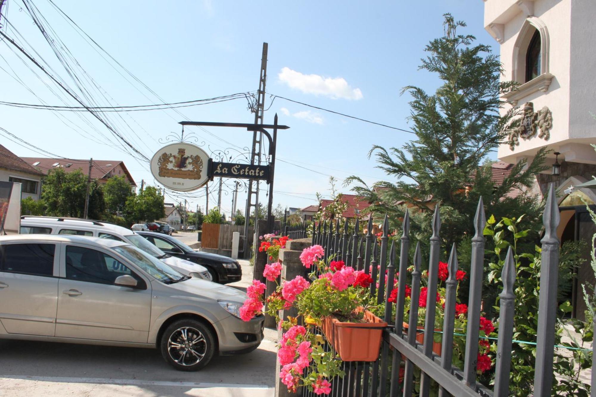 Hotel Lacetate Pitesti Exterior photo
